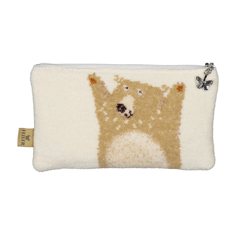 Косметичка Feiler Mini BEN BÄR 20x12 на белом фоне: плоский кремовый футляр на молнии с вязаным медвежонком, металлический замок-бегунок справа, фирменная бирка Feiler на левом шве