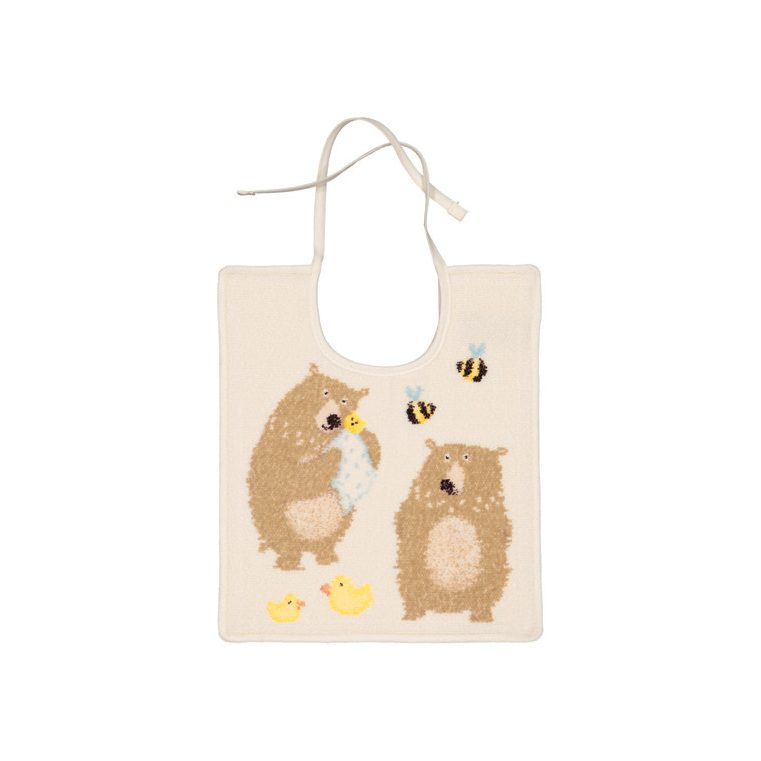 Салфетка с завязками (нагрудник) Feiler Mini BEN BÄR FAMILY 25x30: белое поле с двумя медведями, пчёлами и утятами, вырез под шею и две тесёмки-завязки
