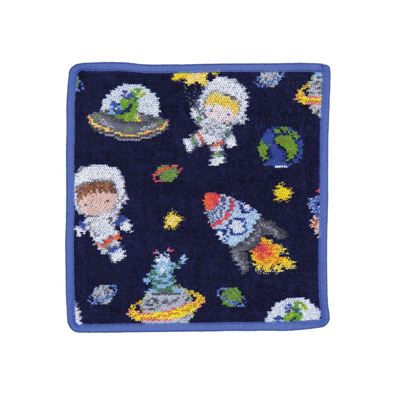 Салфетка Feiler Mini GALAXY STAR 25x25 на белом фоне: тёмно-синий квадрат с космонавтами, ракетами, планетами и звёздами, синяя кайма