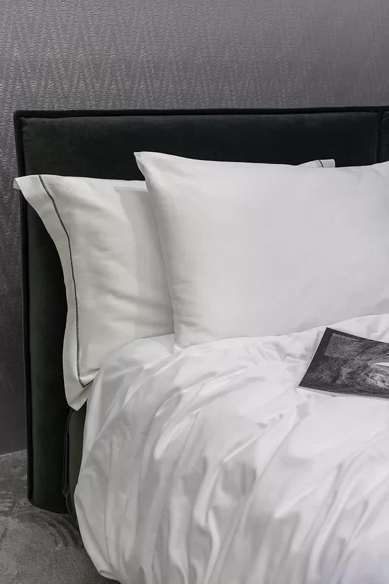 Комплект постельного белья DecoFlux SOLID WHITE, однотонный сатин, кровать с тёмным изголовьем