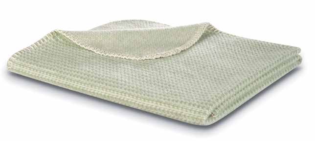 Детский плед Biederlack LOVELY SWEET COTTON GREEN сложен вчетверо: светло-зелёное вафельное полотно, край обмётан петельным швом