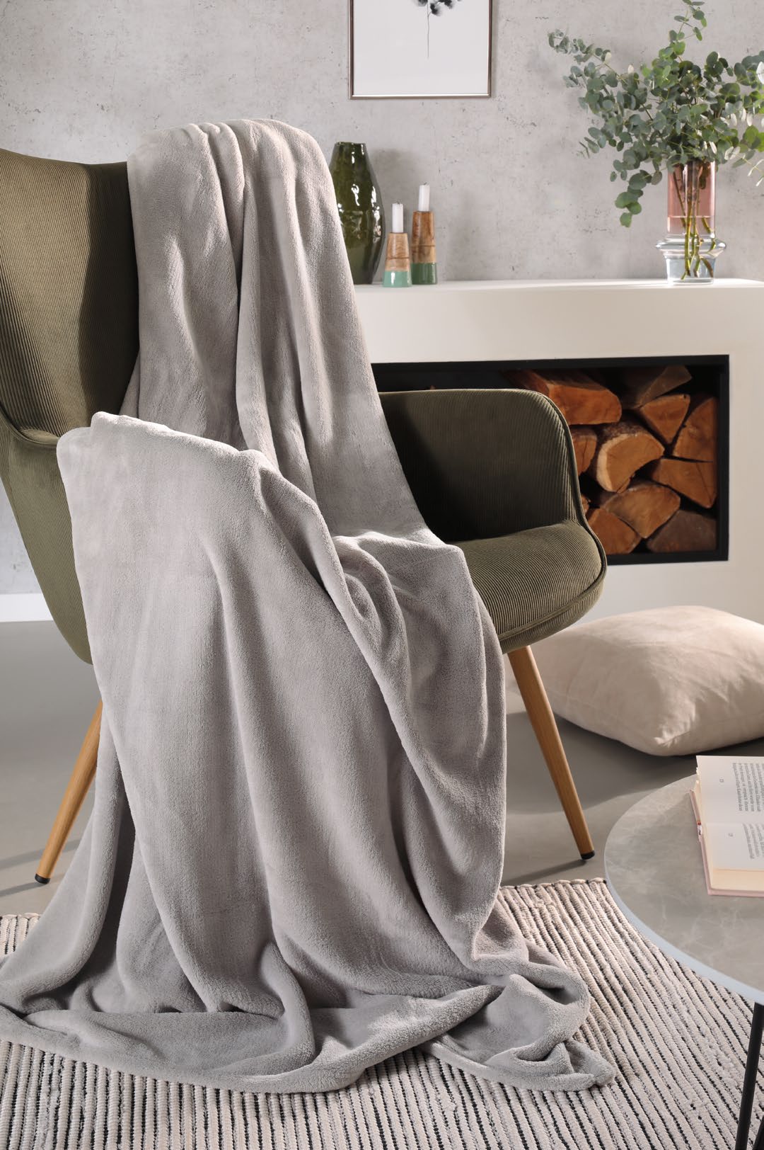 Плед Biederlack SOFT&COVER SILBER сложен вчетверо: светло-серое мягкое ворсовое полотно с подвёрнутым краем