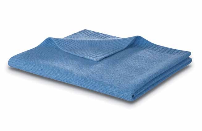 Детский вязаный плед Biederlack LOVELY SWEET WOOL KNIT BLUE сложен вчетверо: синяя шерсть, по краю резинка