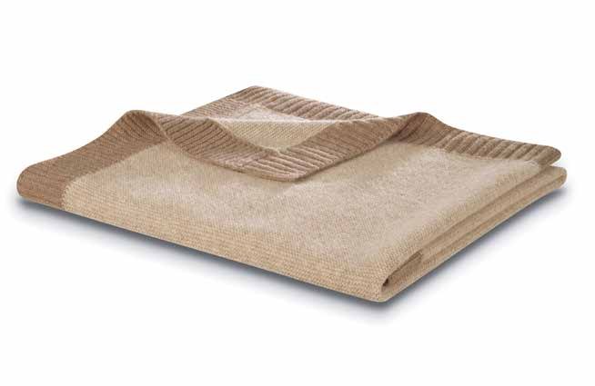 Детский вязаный плед Biederlack LOVELY SWEET WOOL KNIT NATUR сложен вчетверо: песочная шерсть, по краю резинка