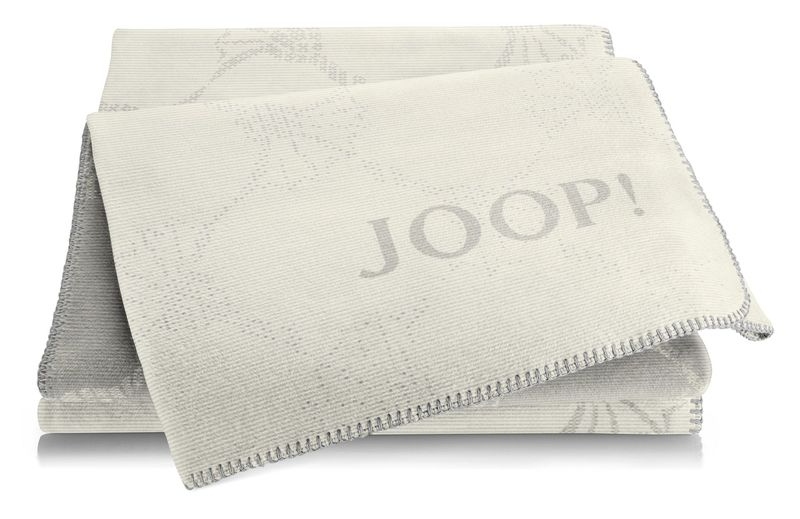 Плед JOOP! (Faded Cornflower Natur), кремовый с растительным жаккардовым узором, сложен вдвое, вышитый логотип JOOP!