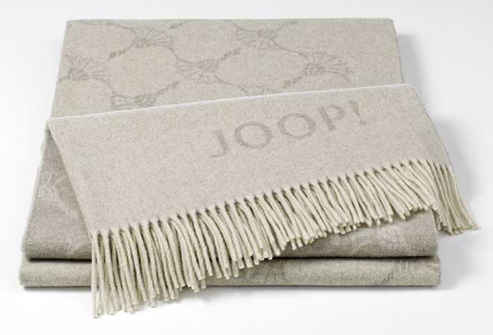 Плед JOOP! (Faded Cornflower Sand), песочно-серый с жаккардовым узором, сложен, вышитая надпись JOOP! и бахрома