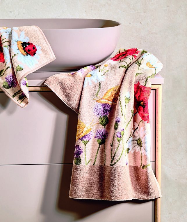 Рисунок Feiler DAISY FLIED BEIGE: ромашки, маки и бабочки на бежевом поле