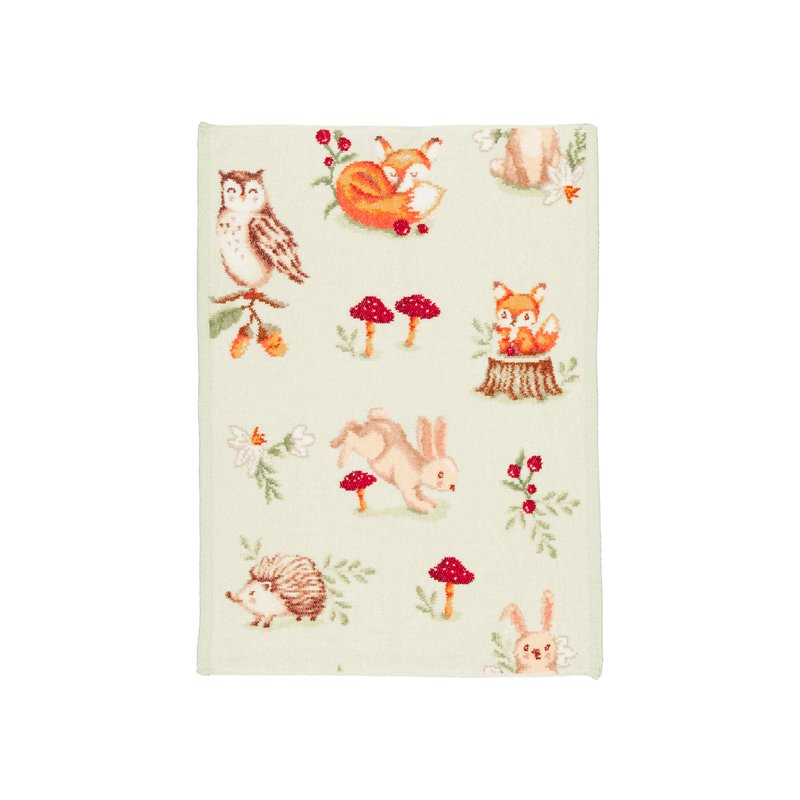 Полотенце Feiler Mini FOREST TALES 37x50 на белом фоне: светло-зелёное поле с совой, лисой, зайцем, ёжиком, мухоморами и ягодами