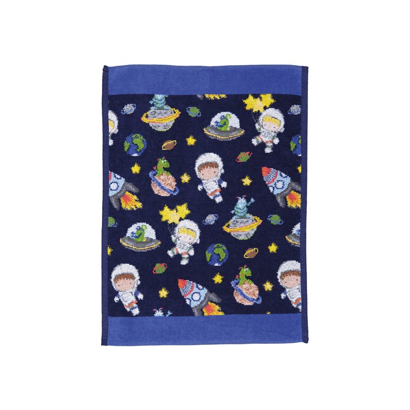 Полотенце Feiler Mini GALAXY STAR 37x50 на белом фоне: тёмно-синее поле с космонавтами, ракетами, планетами и звёздами, синяя кайма сверху и снизу