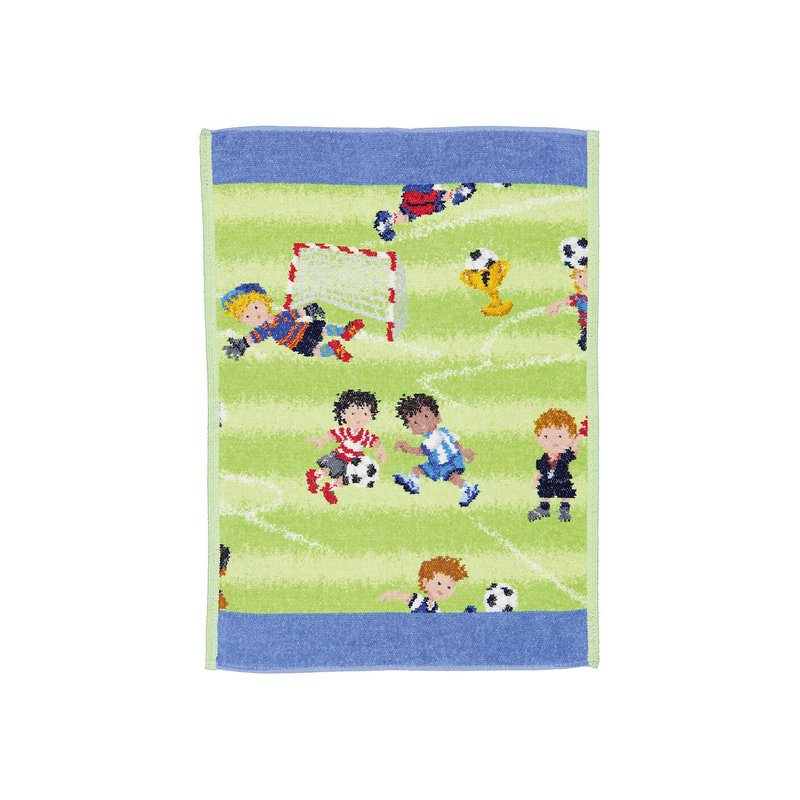 Полотенце Feiler Mini SOCCER 37x50 на белом фоне: зелёное футбольное поле с игроками, воротами и мячами, синяя кайма сверху и снизу