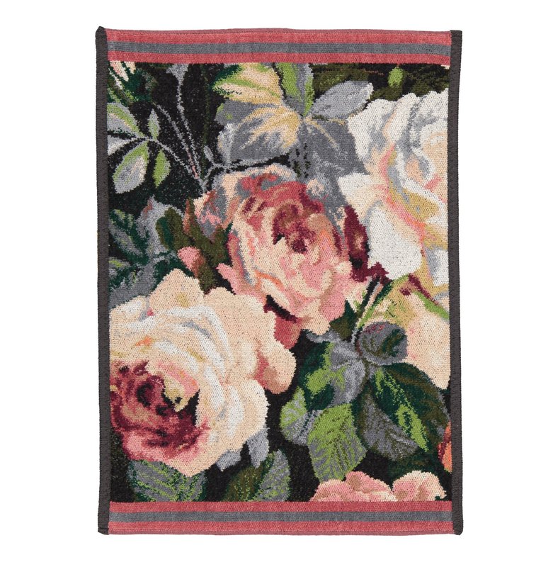 Полотенце Feiler ROSALIE 37x50 на светлом фоне: тёмное поле с крупными розами и серо-зелёными листьями, кайма в розово-зелёную полоску