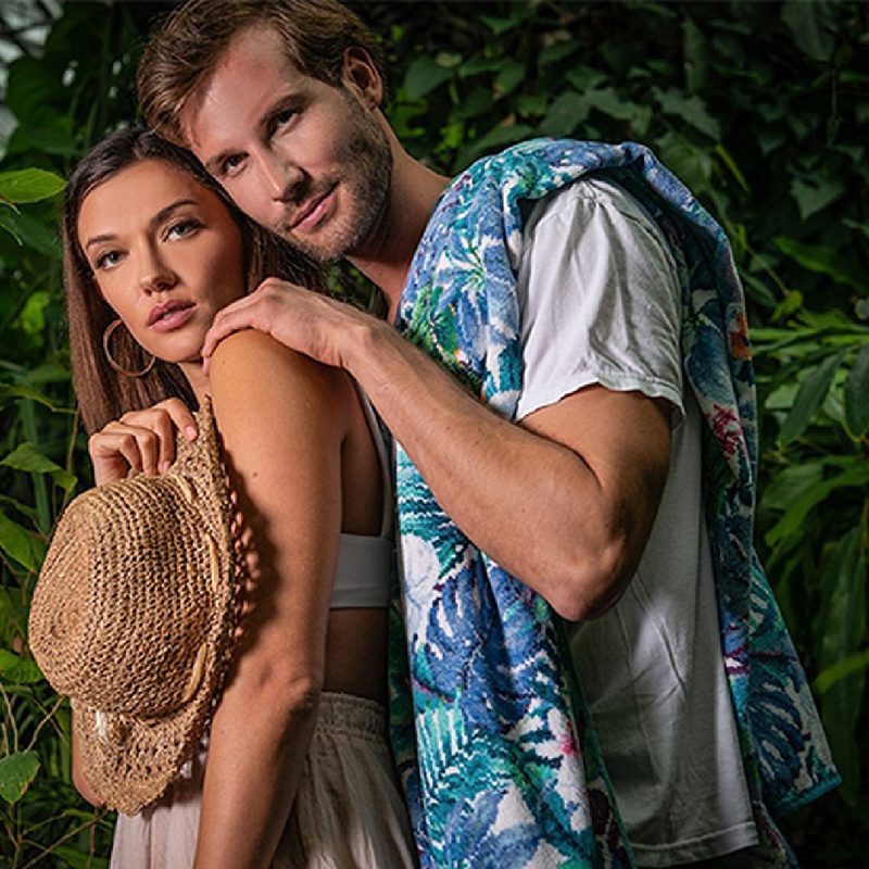 Пара в куртке и полотенце Feiler TROPICAL BIRD с ярким сине-зелёным тропическим узором на плечах